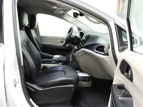 Used 2022 Chrysler Pacifica Touring-L FWD image 17