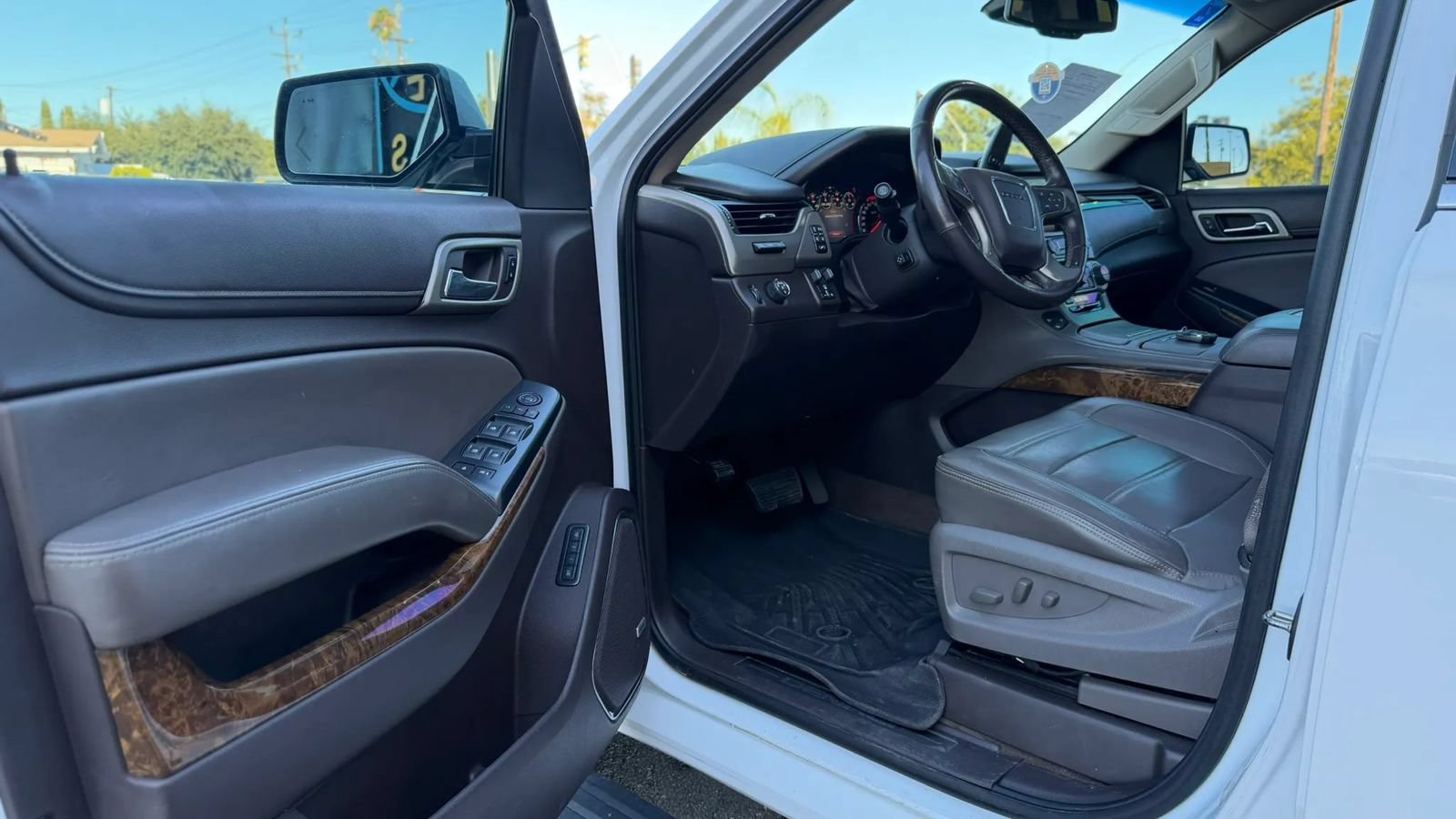 Used 2015 GMC Yukon XL Denali w/ Touring Package RWD image 9