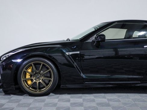 Used 2021 Nissan GT-R Premium image 15