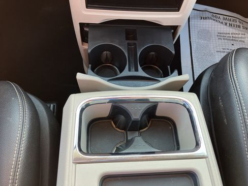 Used 2016 Chrysler Town & Country Touring FWD image 20