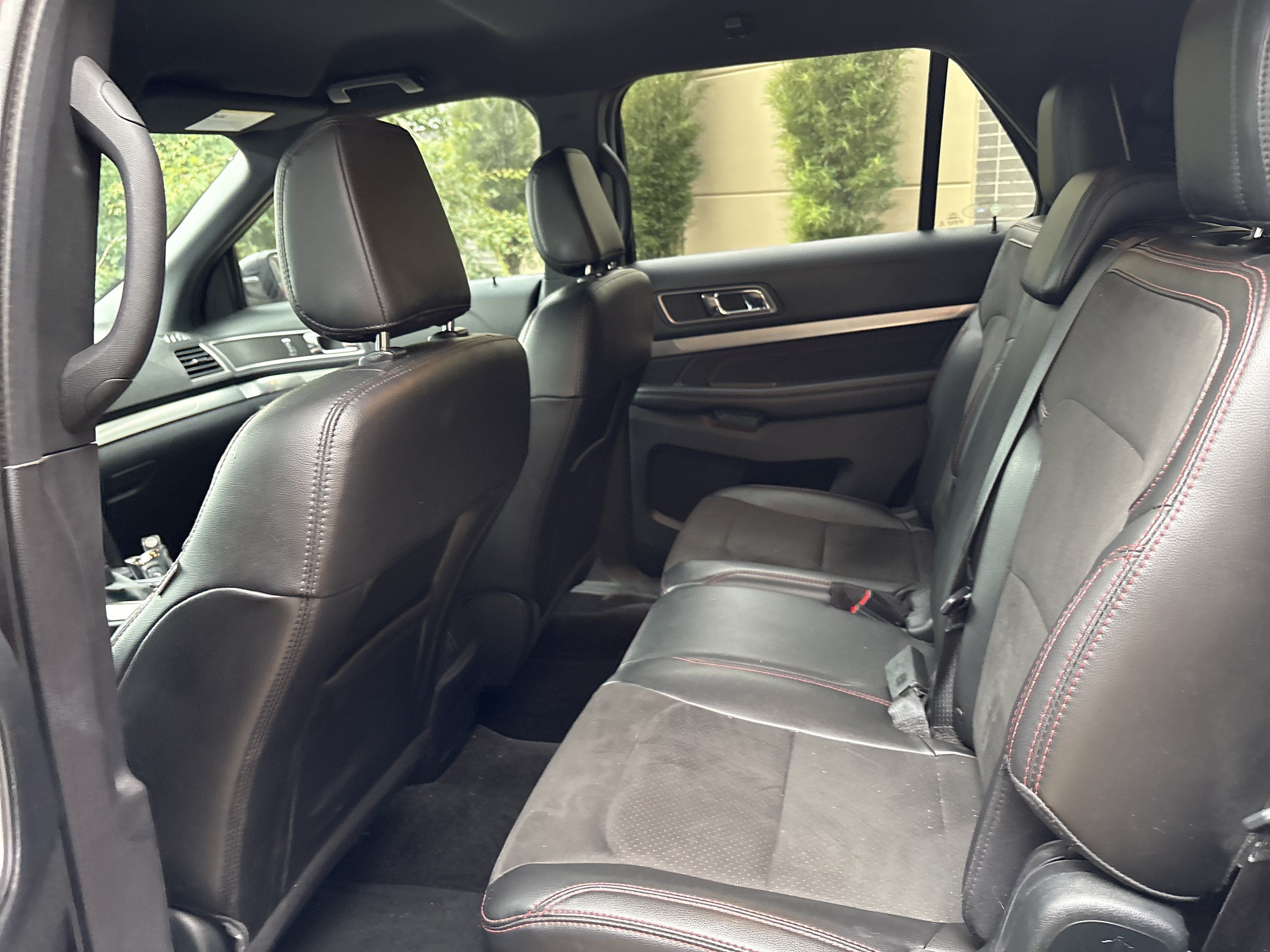 Used 2018 Ford Explorer XLT w/ Equipment Group 202A FWD image 30