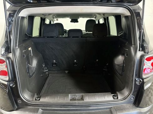 Used 2018 Jeep Renegade Latitude w/ UConnect 8.4 Nav Group FWD image 24
