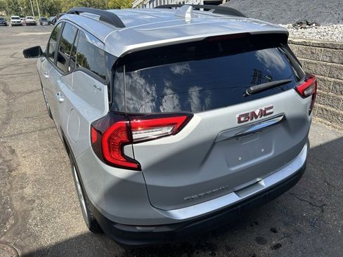Used 2022 GMC Terrain SLE w/ Driver Convenience Package image 4