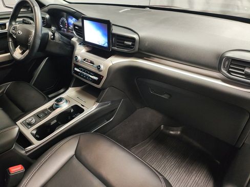 Used 2022 Ford Explorer XLT w/ Equipment Group 202A image 8