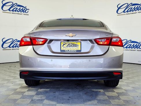 Used 2025 Chevrolet Malibu LT image 4