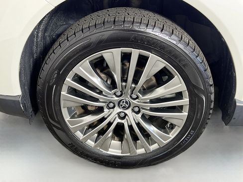 Used 2022 Toyota Venza XLE AWD/4WD image 25