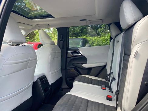 New 2025 Mitsubishi Outlander SE image 12