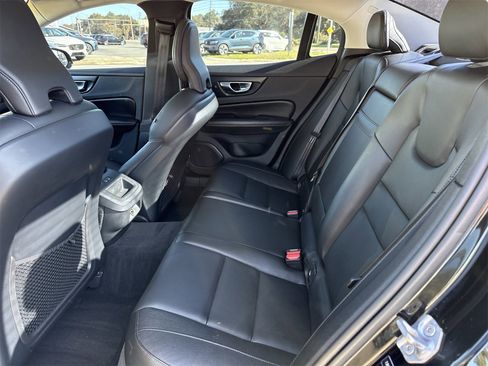 Used 2020 Volvo S60 T6 Momentum image 10