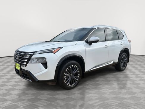 Used 2024 Nissan Rogue Platinum w/ Platinum Premium Package FWD image 2