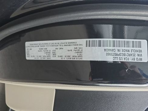 Used 2023 Chrysler Pacifica Touring-L FWD image 26