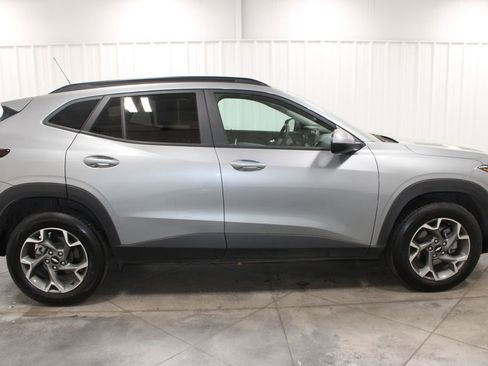 Used 2025 Chevrolet Trax LT image 11
