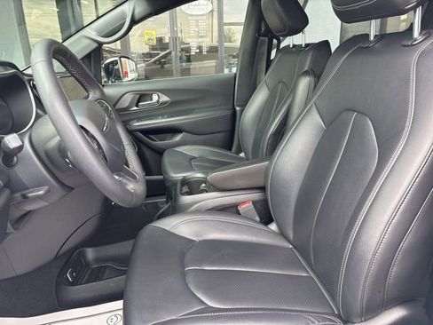 Used 2025 Chrysler Pacifica Select FWD image 4