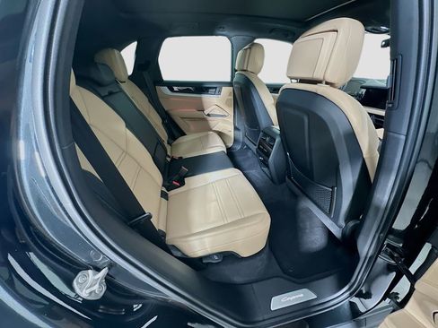 Certified 2025 Porsche Cayenne AWD/4WD image 29