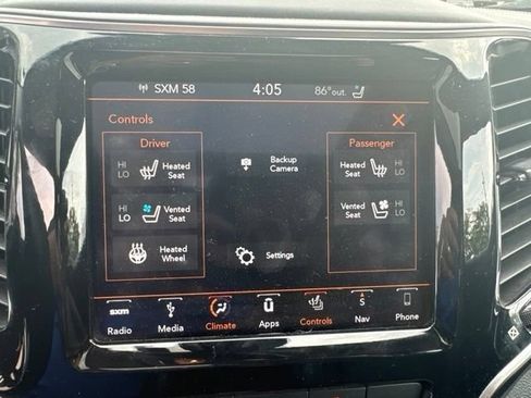Used 2019 Jeep Cherokee Overland w/ Technology Group AWD/4WD image 17