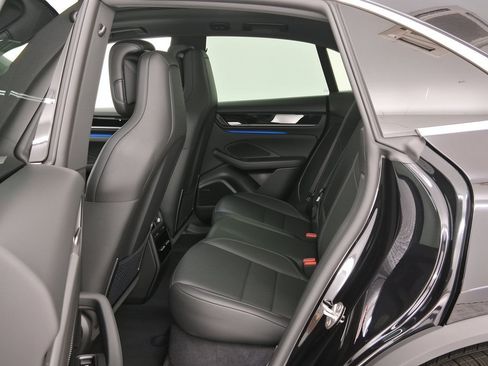 Used 2025 Porsche Macan 4S Electric AWD/4WD image 23