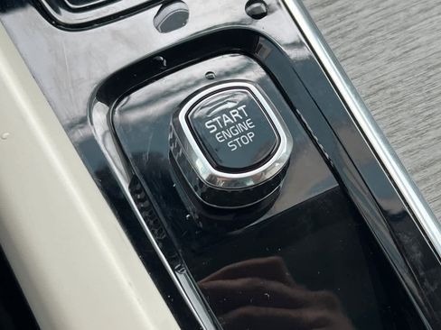 Used 2023 Volvo XC60 B5 Plus image 27