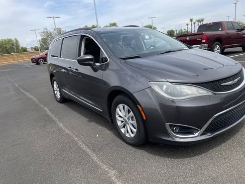 Used 2017 Chrysler Pacifica Touring-L FWD image 4