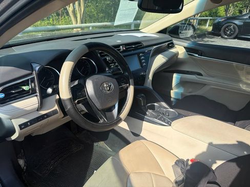 Used 2018 Toyota Camry XLE FWD image 2