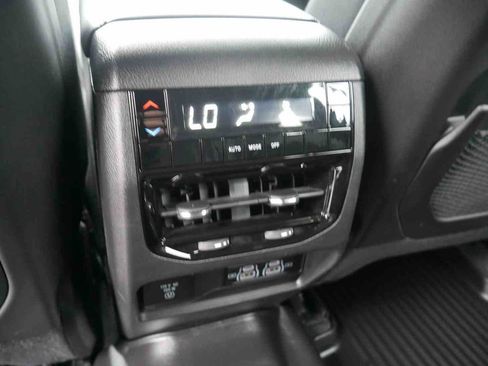 Used 2023 Jeep Grand Cherokee L Laredo image 15