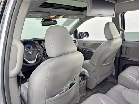 Used 2018 Toyota Sienna XLE Premium image 35