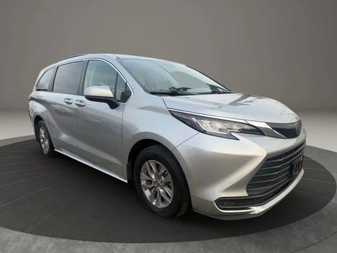 Used 2022 Toyota Sienna LE image 3