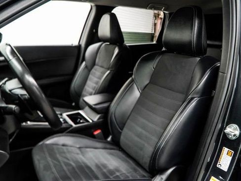 Used 2024 Mitsubishi Outlander SE image 32