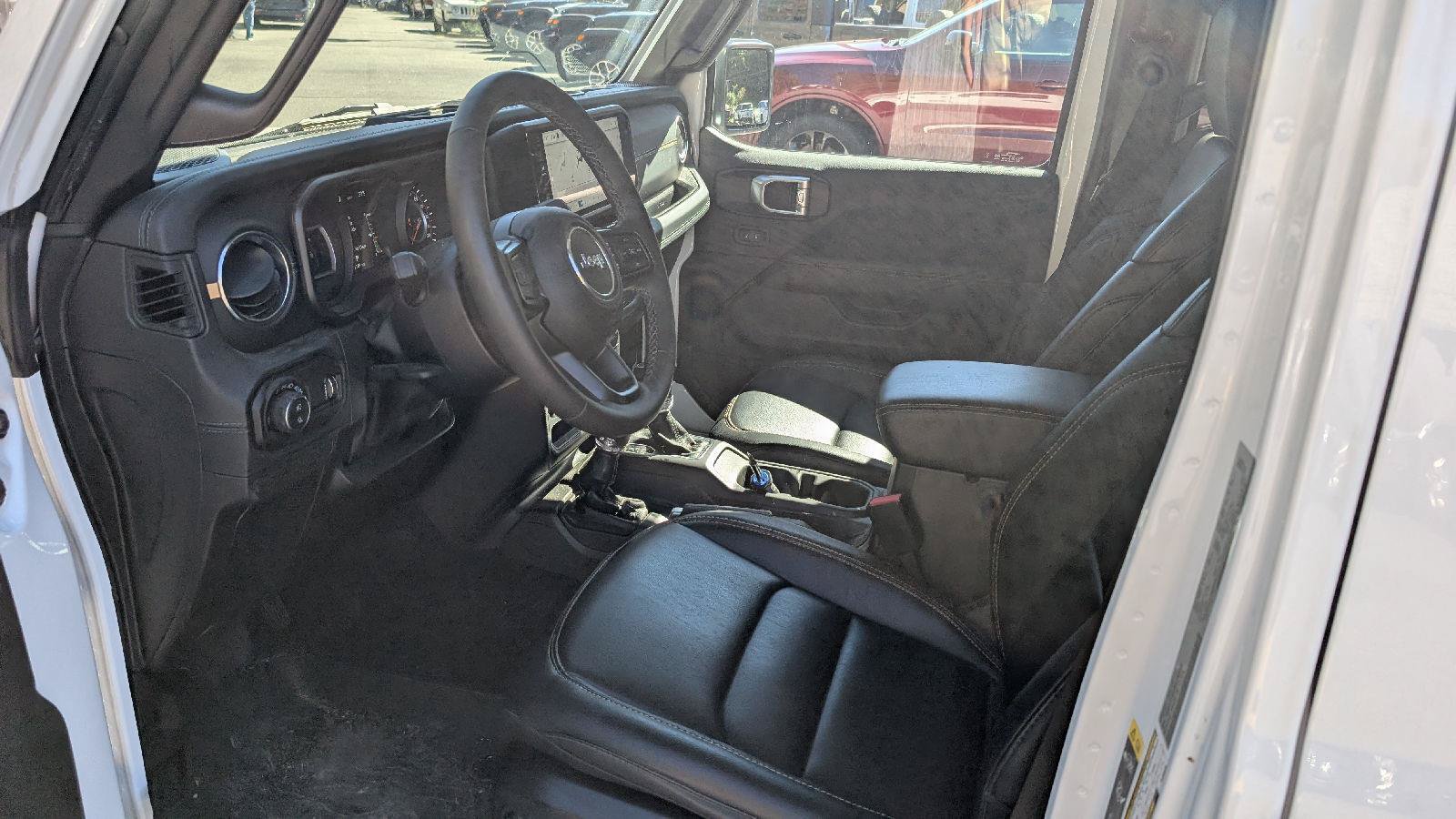 Used 2025 Jeep Gladiator Sport AWD/4WD image 9