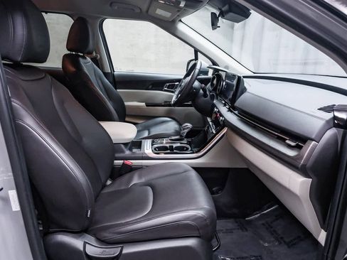 Used 2024 Kia Carnival EX image 19