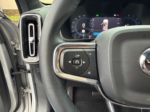 Used 2023 Volvo XC40 B5 Core image 27