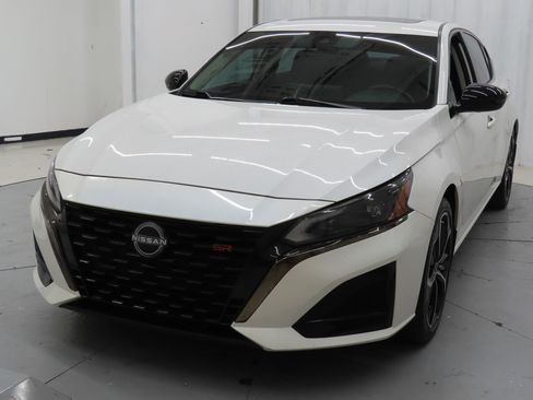 Used 2024 Nissan Altima 2.5 SR w/ SR Premium Package image 7