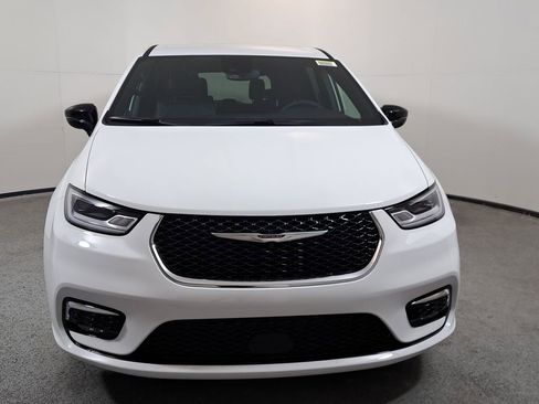 New 2026 Chrysler Pacifica Select image 2