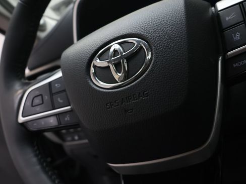 Used 2024 Toyota Highlander Limited FWD image 22
