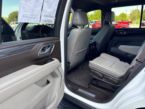 Used 2024 GMC Yukon SLT w/ SLT Luxury Package AWD/4WD image 25