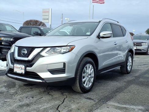 Used 2020 Nissan Rogue SV image 3