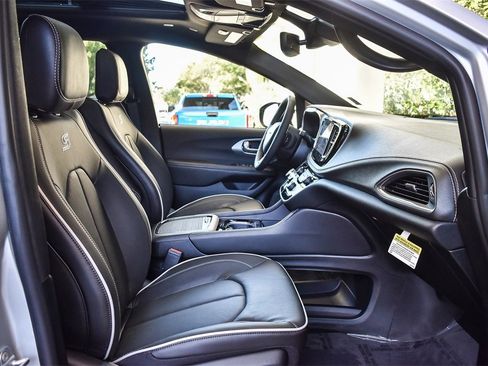 New 2026 Chrysler Pacifica Limited w/ S Appearance Package image 16