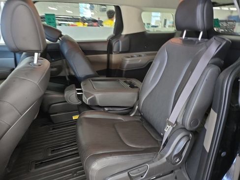 Used 2025 Kia Carnival FWD image 7