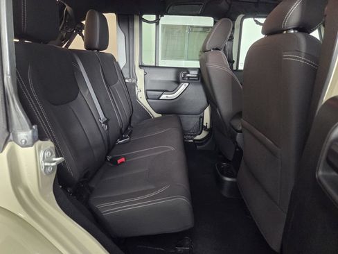 Used 2018 Jeep Wrangler Unlimited Sahara w/ Connectivity Group AWD/4WD image 30