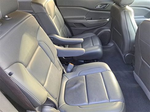 Used 2023 GMC Acadia SLT image 25