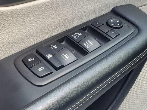 Used 2024 Chrysler Pacifica Touring-L FWD image 7