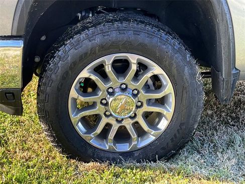 Used 2025 Chevrolet Silverado 2500 LTZ w/ LTZ Convenience Package image 10