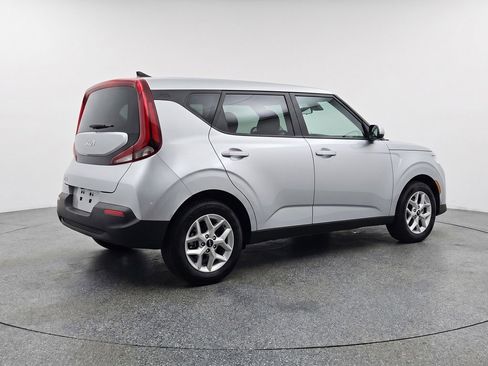 Used 2025 Kia Soul LX w/ LX Technology Package FWD image 9