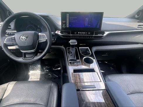 Used 2025 Toyota Sienna Limited AWD/4WD image 16