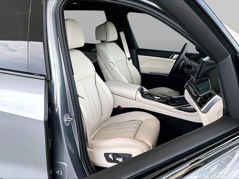 Used 2025 BMW X7 xDrive40i w/ M Sport Package AWD/4WD image 8