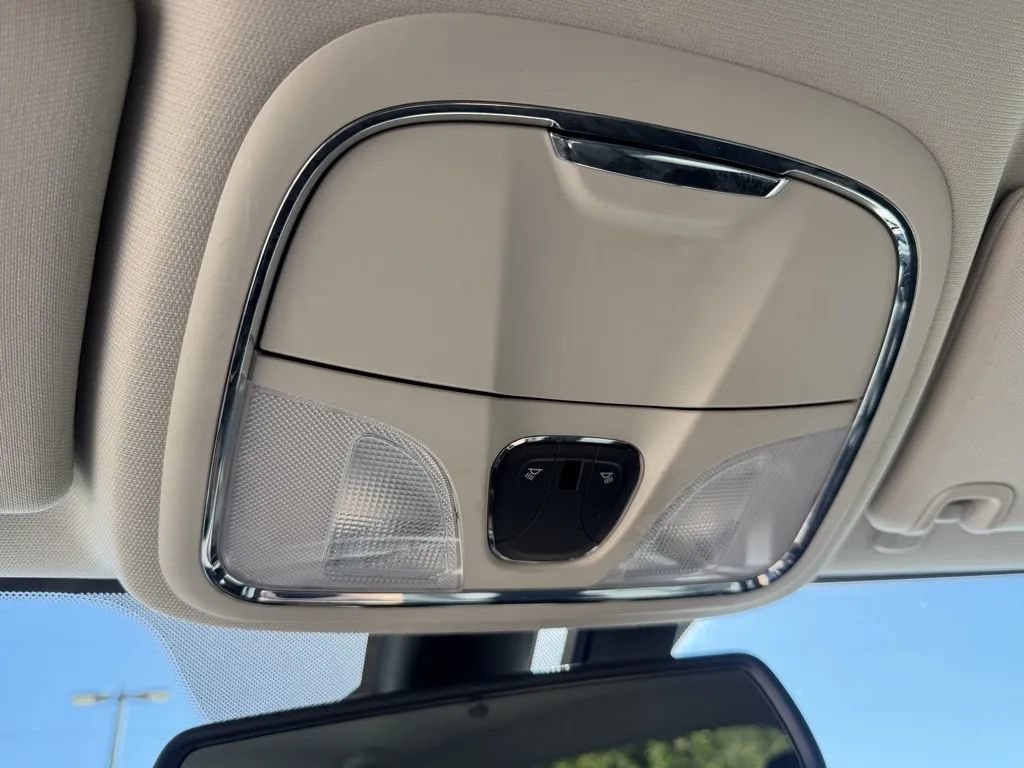 Used 2015 Jeep Cherokee Limited FWD image 25
