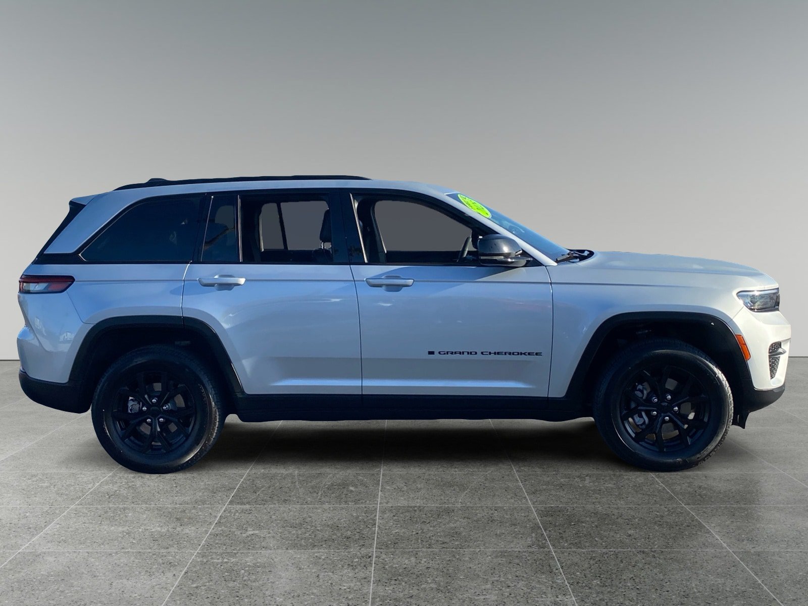 Used 2025 Jeep Grand Cherokee Altitude AWD/4WD image 6