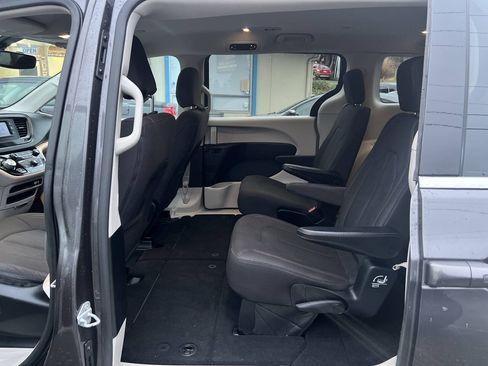 Used 2017 Chrysler Pacifica Touring FWD image 23