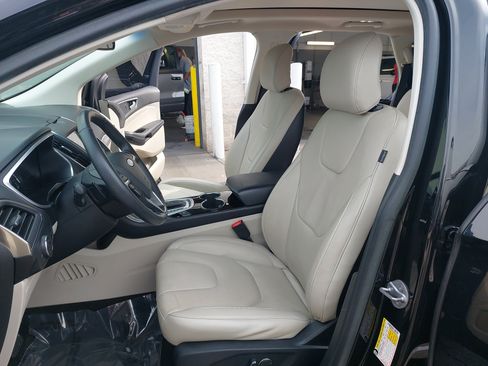 Used 2018 Ford Edge Titanium w/ Technology Package AWD/4WD image 15