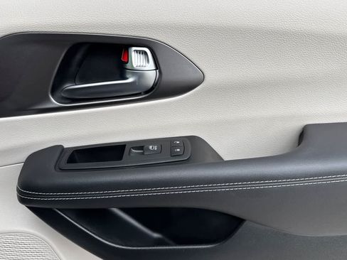 Used 2024 Chrysler Pacifica Touring-L FWD image 20