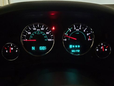 Used 2014 Jeep Wrangler Unlimited Sahara w/ Dual Top Group AWD/4WD image 23