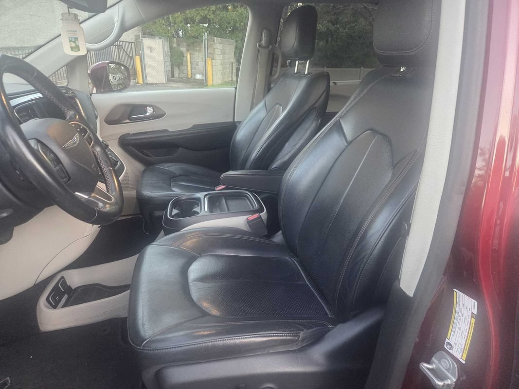 Used 2018 Chrysler Pacifica Touring-L FWD image 2